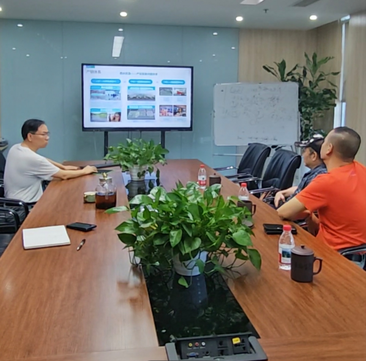 邱克洪大师工作室一行人考察西水优渔 共谋生态渔业餐饮融合新篇